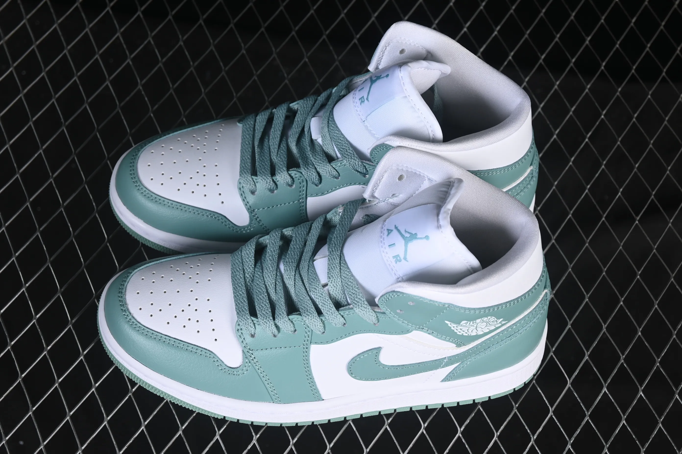 All categories Air Jordan Jordan series basketball shoes Air Jordan 1 Mid G version pure original Air Jordan 1 Mid "Jade Smoke" AJ1 Joe 1 smoke gray jade BQ6472-138